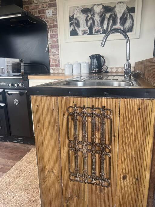 Bridie -rose With Wood Tub Country Retreat