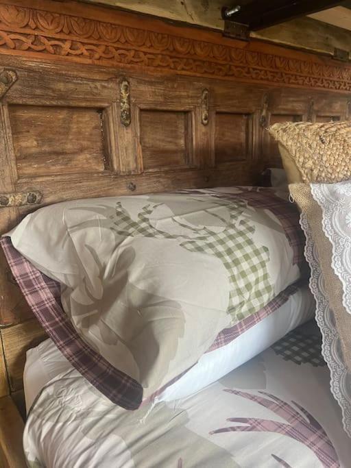 Bridie -rose With Wood Tub Country Retreat Villa
