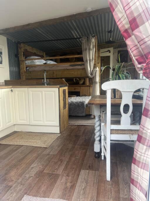 Bridie -rose With Wood Tub Country Retreat